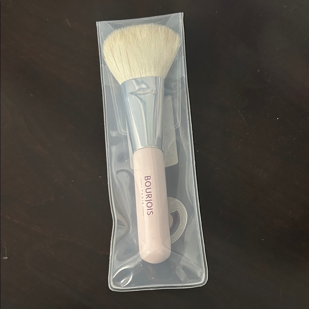 NEW 🆕 Bourjois Makeup Powder Brush with Bag